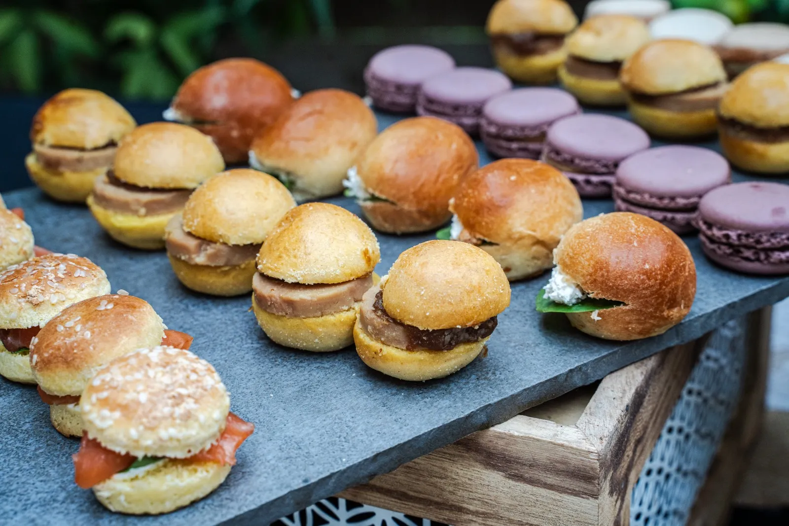 Décoration florale raffinée pour événement - Traiteur Montpellier